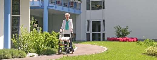 Unterstuetzung-im-Alter-Mit-dem-Rollator-mobil-bleiben